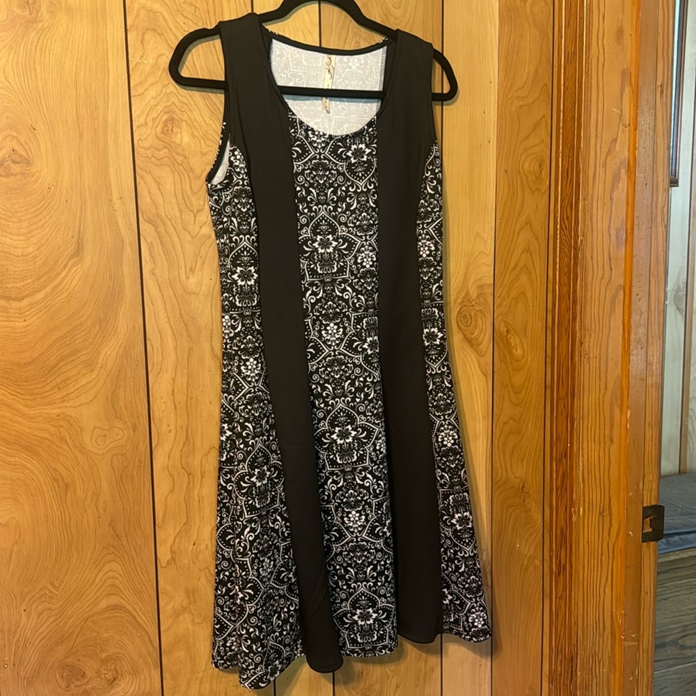 Andrea missy black and white dress stretchy M
